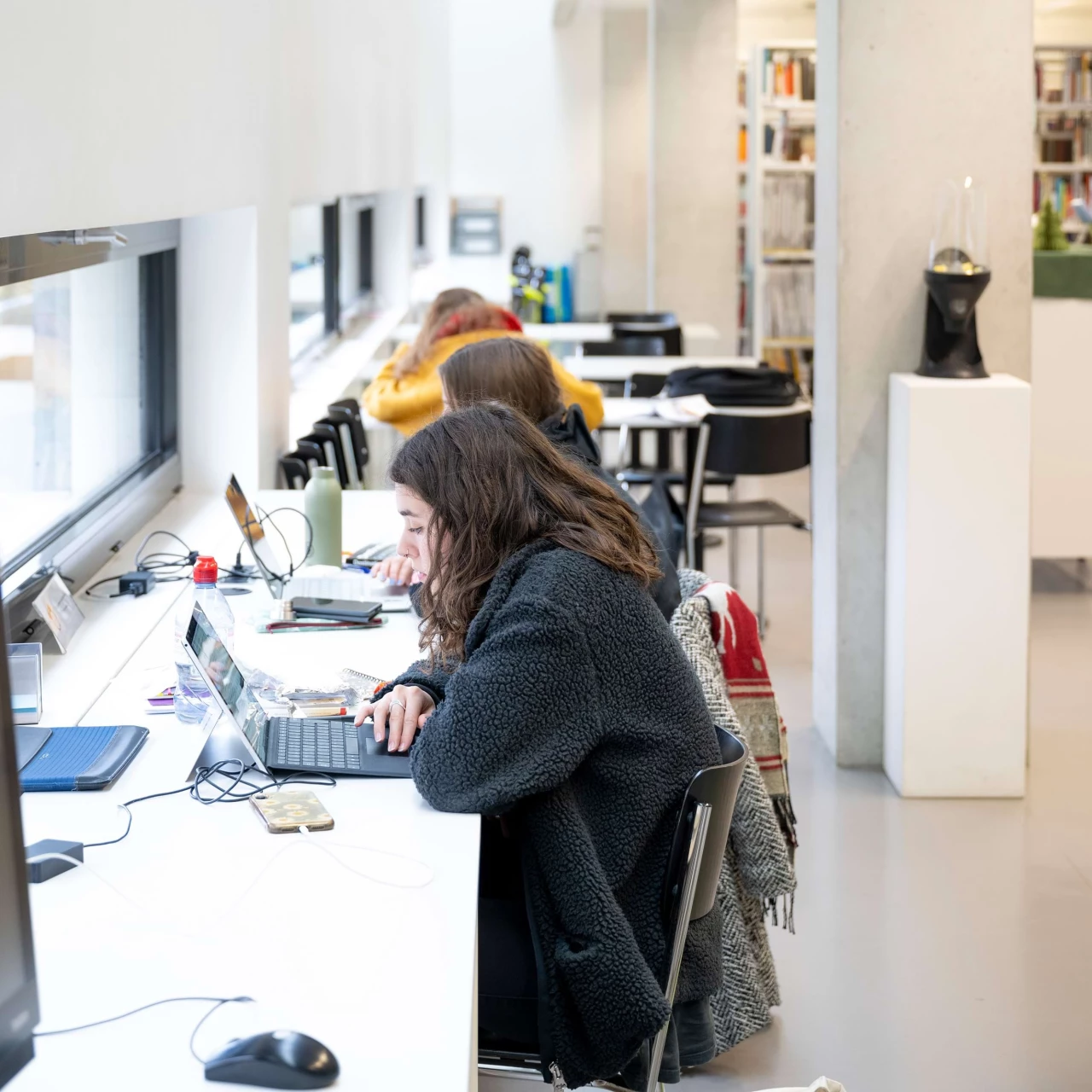 Studierende lernen in der Campus-Bibliothek.