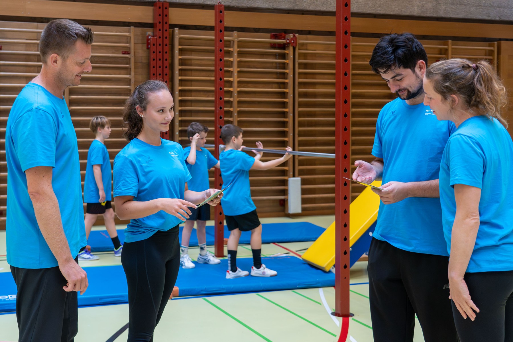 Turnsituation mit Studierenden der PHTG und Kindern.