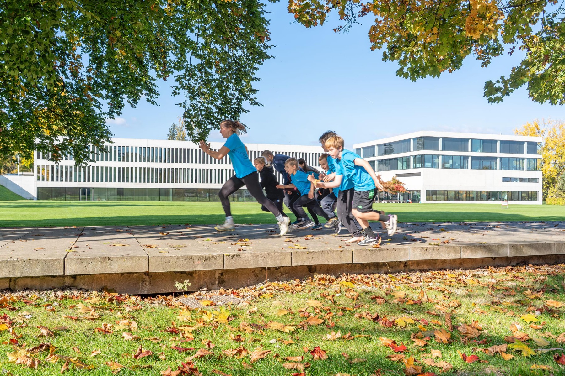 Turnsituation mit Studierenden der PHTG und Kindern.