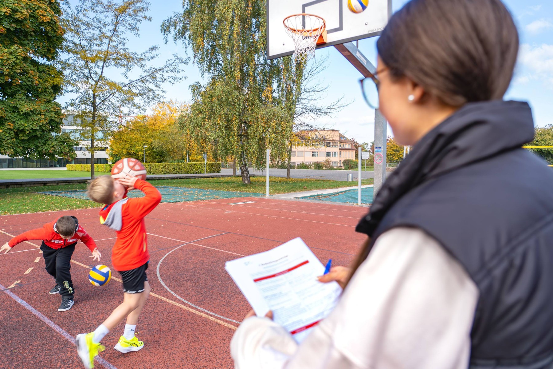 Turnsituation mit Studierenden der PHTG und Kindern.