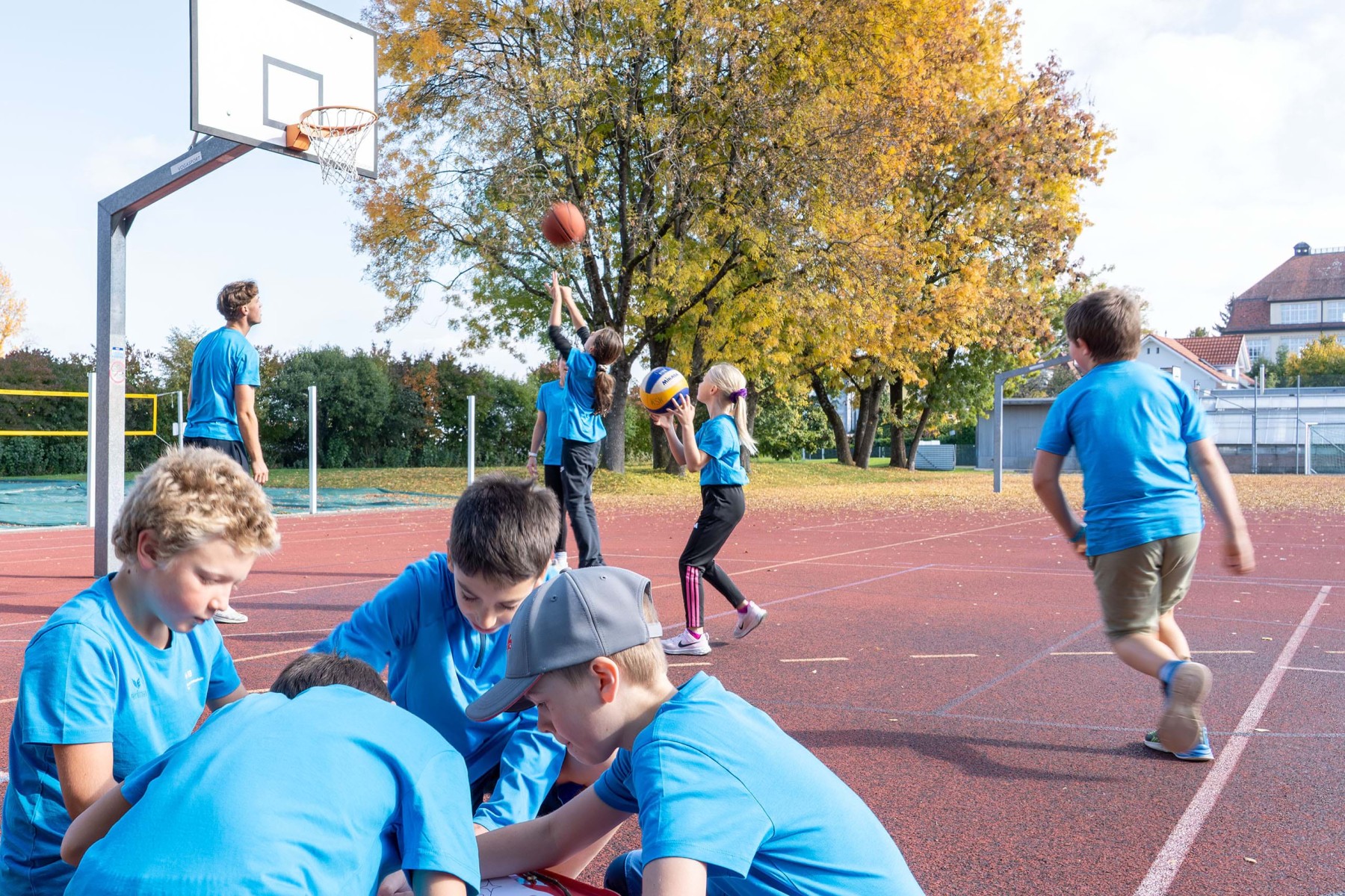 Turnsituation mit Studierenden der PHTG und Kindern.