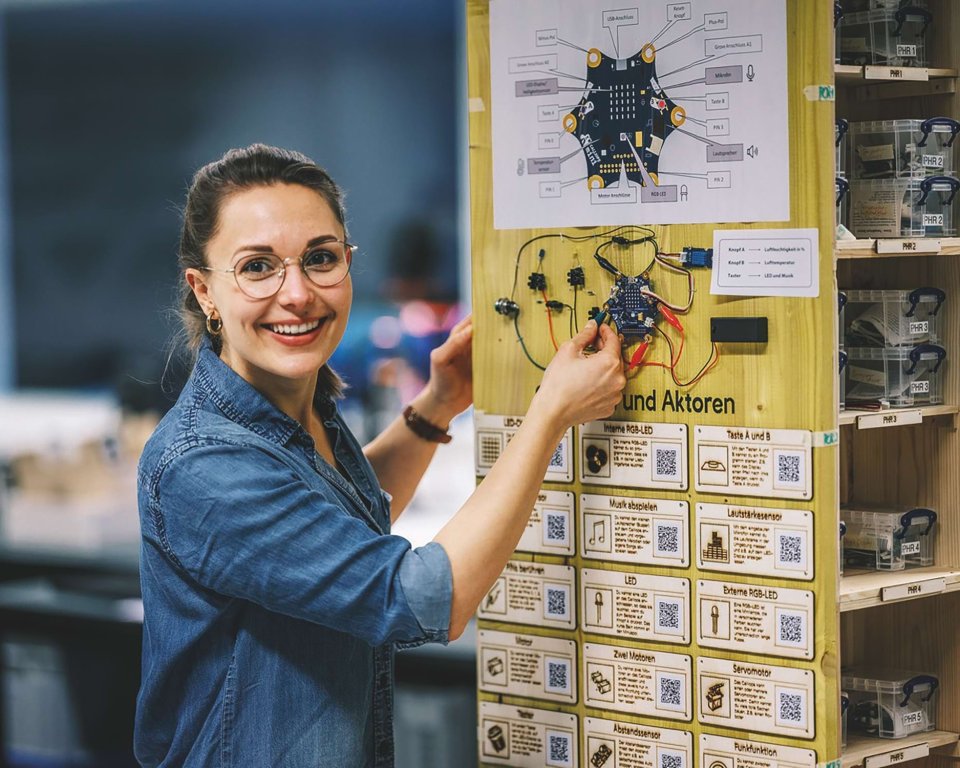 Das Bild zeigt ein MakerBoard, das im MakerSpace sehr hilfreich ist.