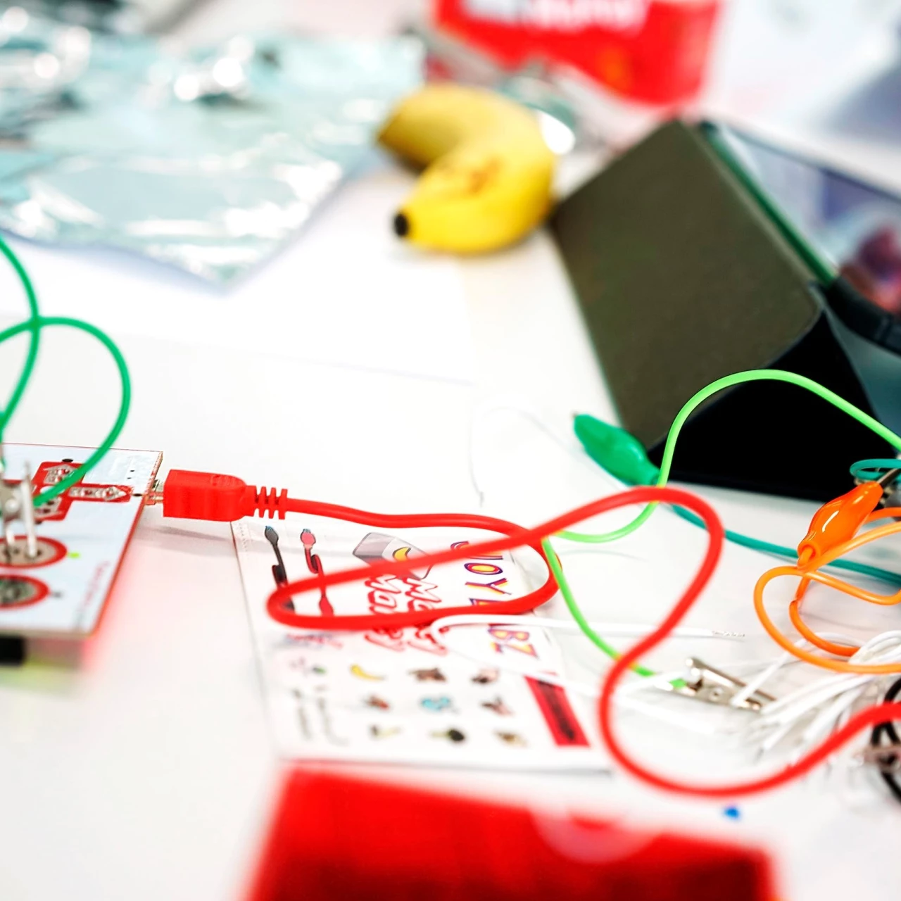 MakerStars ist ein Online-Angebot zum Tüfteln, Experimentieren und Erfinden von der Fachstelle Schule und Digitalität.