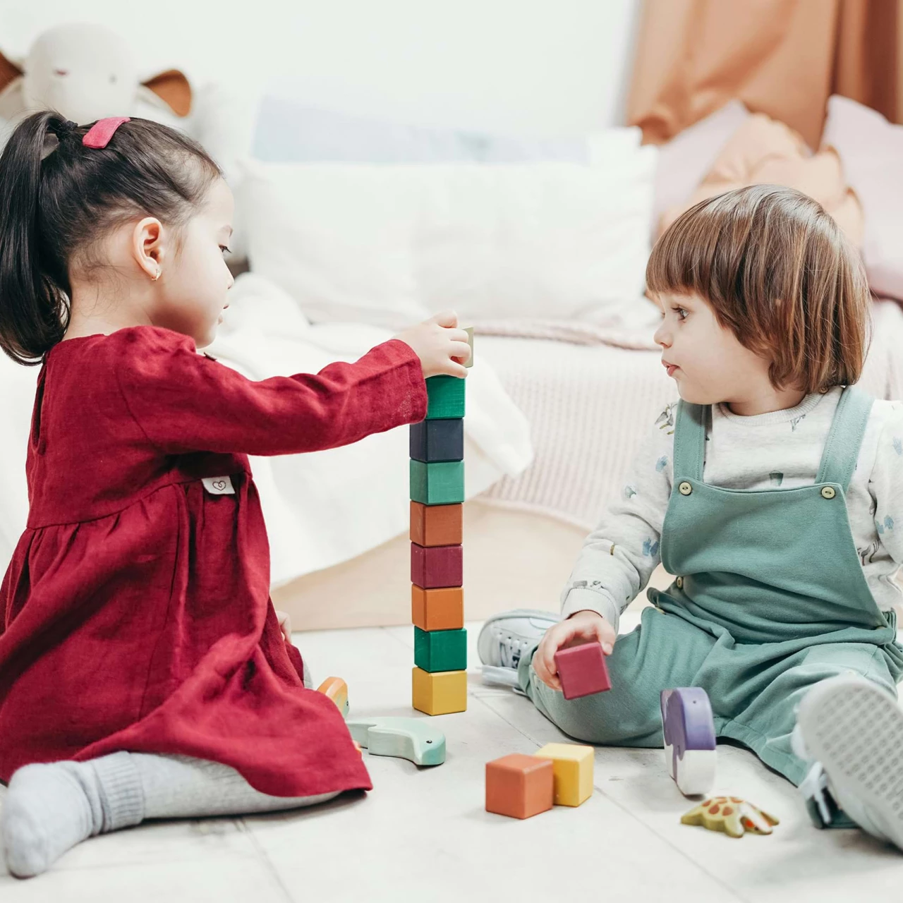Spielende Kinder. Ein Bild zur Brückenprofessur Entwicklung und Bildung in der frühen Kindheit.