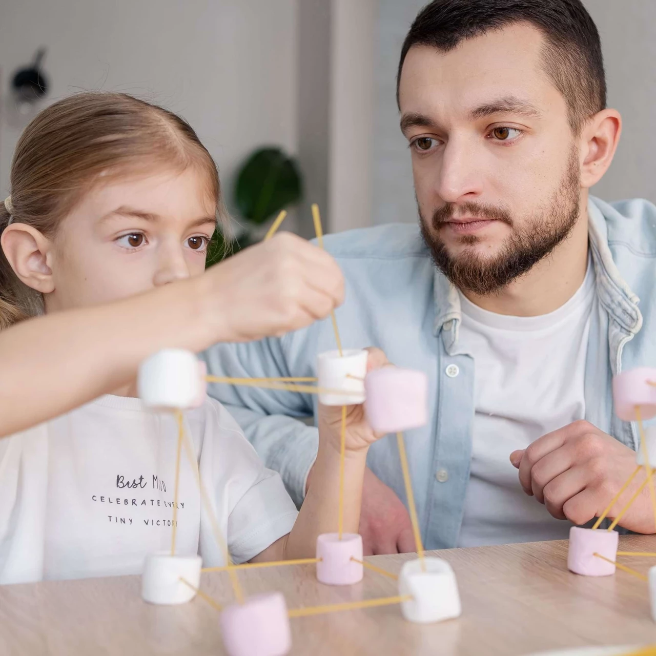 Ein Kind erstellt unter Anleitung ein Modell. Ein Bild zur Brückenprofessur Erziehungswissenschaft.