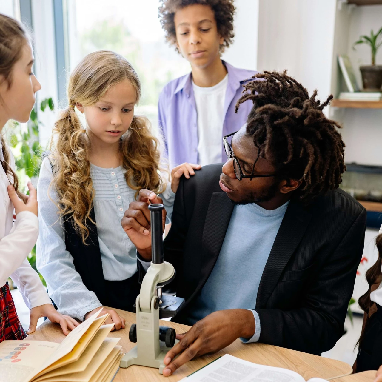 Unterricht mit einem Mikroskop. Ein Bild zur Brückenprofessur Fachdidaktik der Naturwissenschaften.