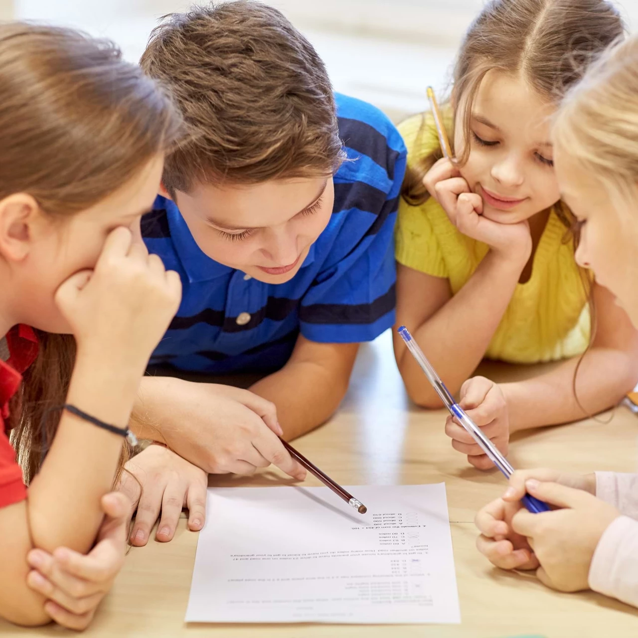 Kinder lösen zusammen eine Aufgabe.