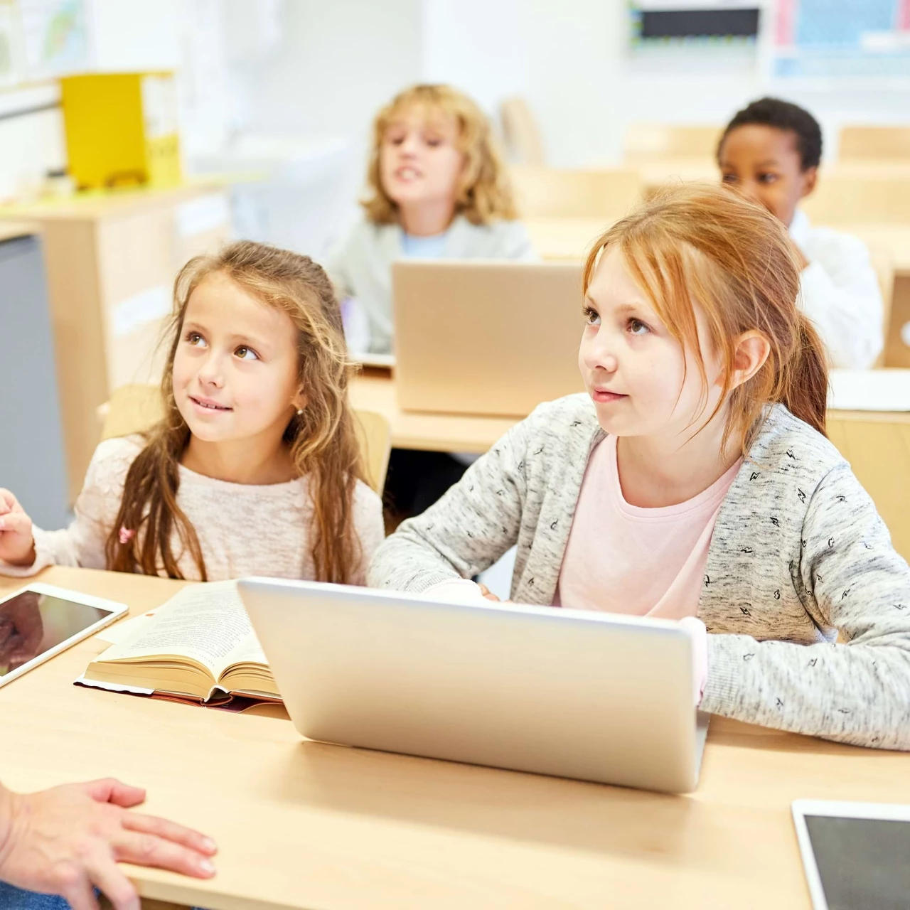 Unterricht mit iPad und Laptop. Bild zum Forschungsbereich Medienpädagogik.