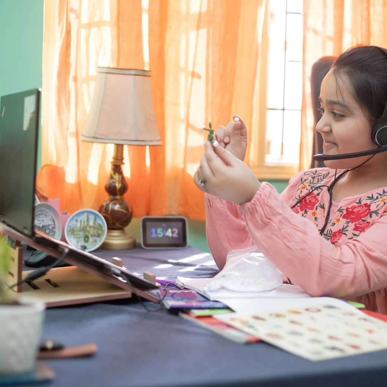 Ein Mädchen nimmt online am Unterricht teil. Ein Bild zum Forschungsbereich qualitative Schulforschung.