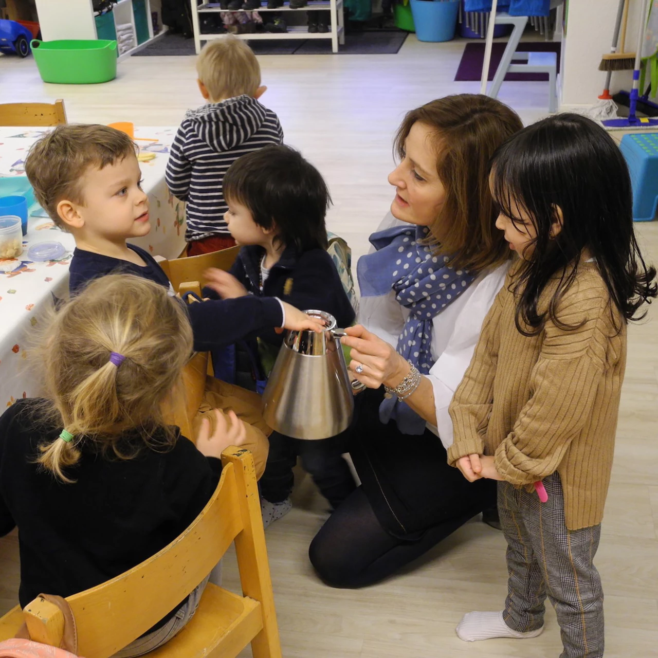 Spielgruppenunterricht. Ein Bild zur frühen Sprachbildung.