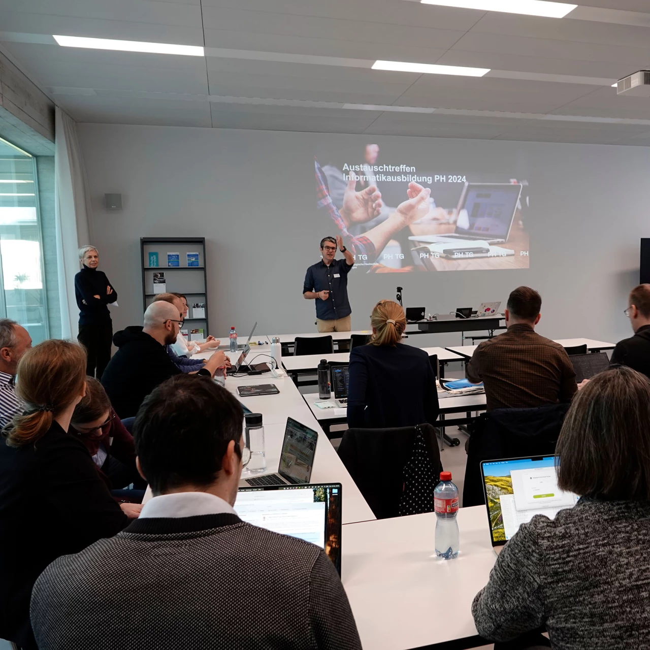 Informatik-Austausch der PHs im Unterrichtszimmer der PHTG