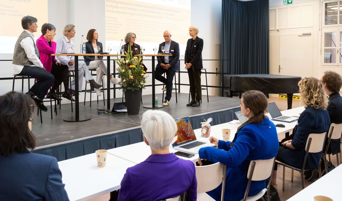 Vernetzungstagung zu Fragen des Lernens im Praktikum. Im Bild das Podiumsgespräch.