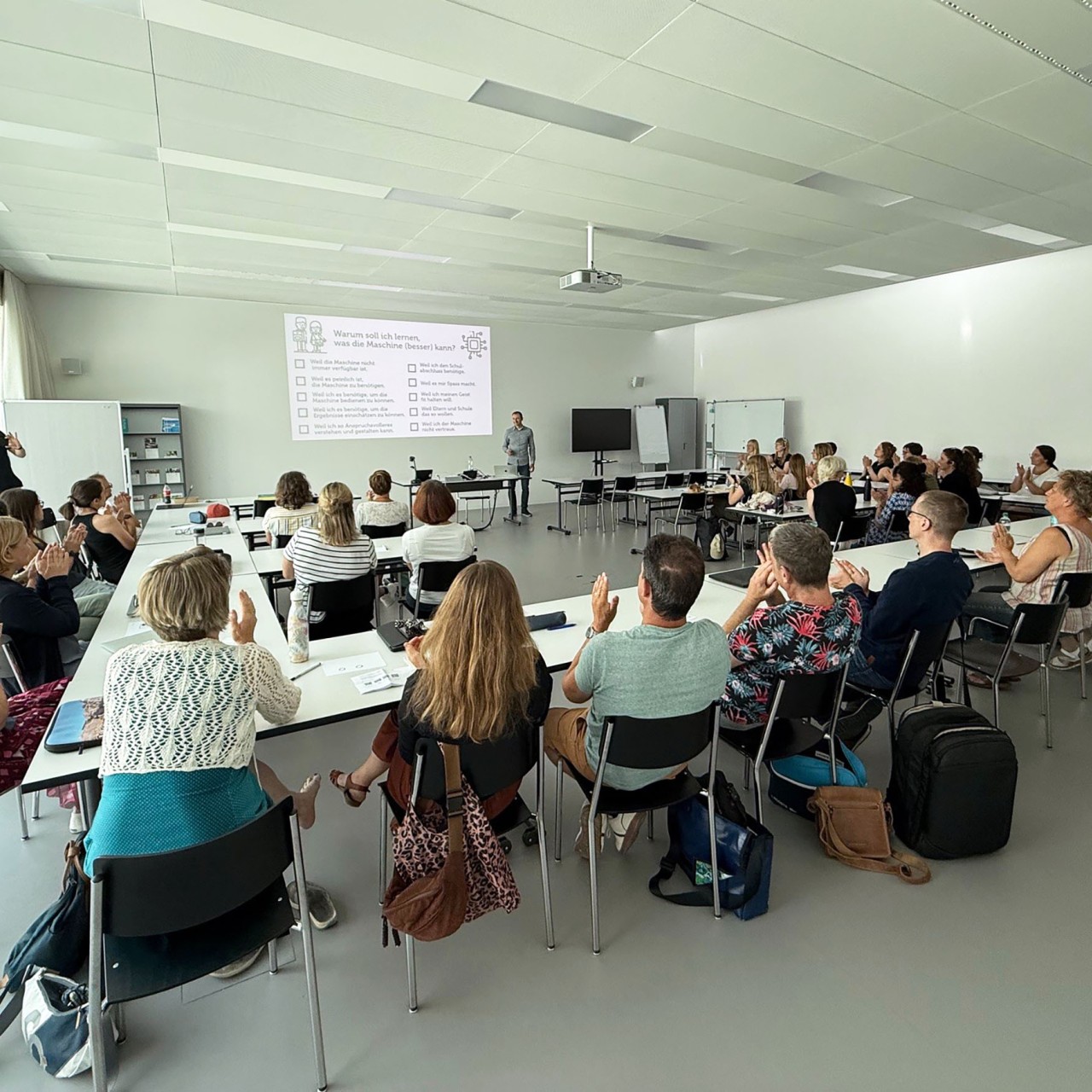 Weiterbildung zum Thema rund um Künstliche Intelligenz für 40 Lehrpersonen aus Bonaduz