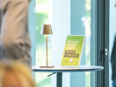Buch: Schule findet statt – trotz Corona