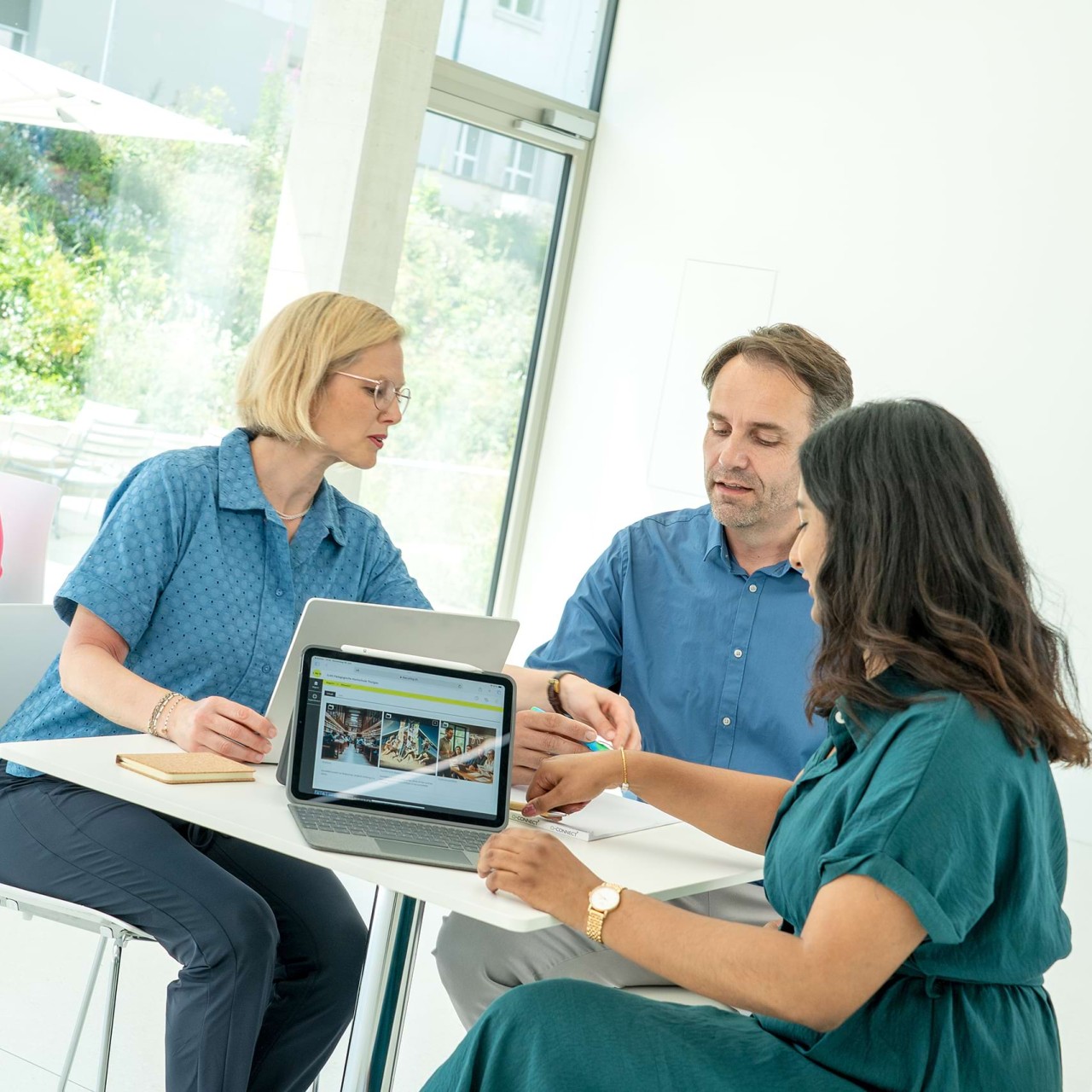 Gruppenarbeit im Foyer des Z-Gebäudes der PHTG.