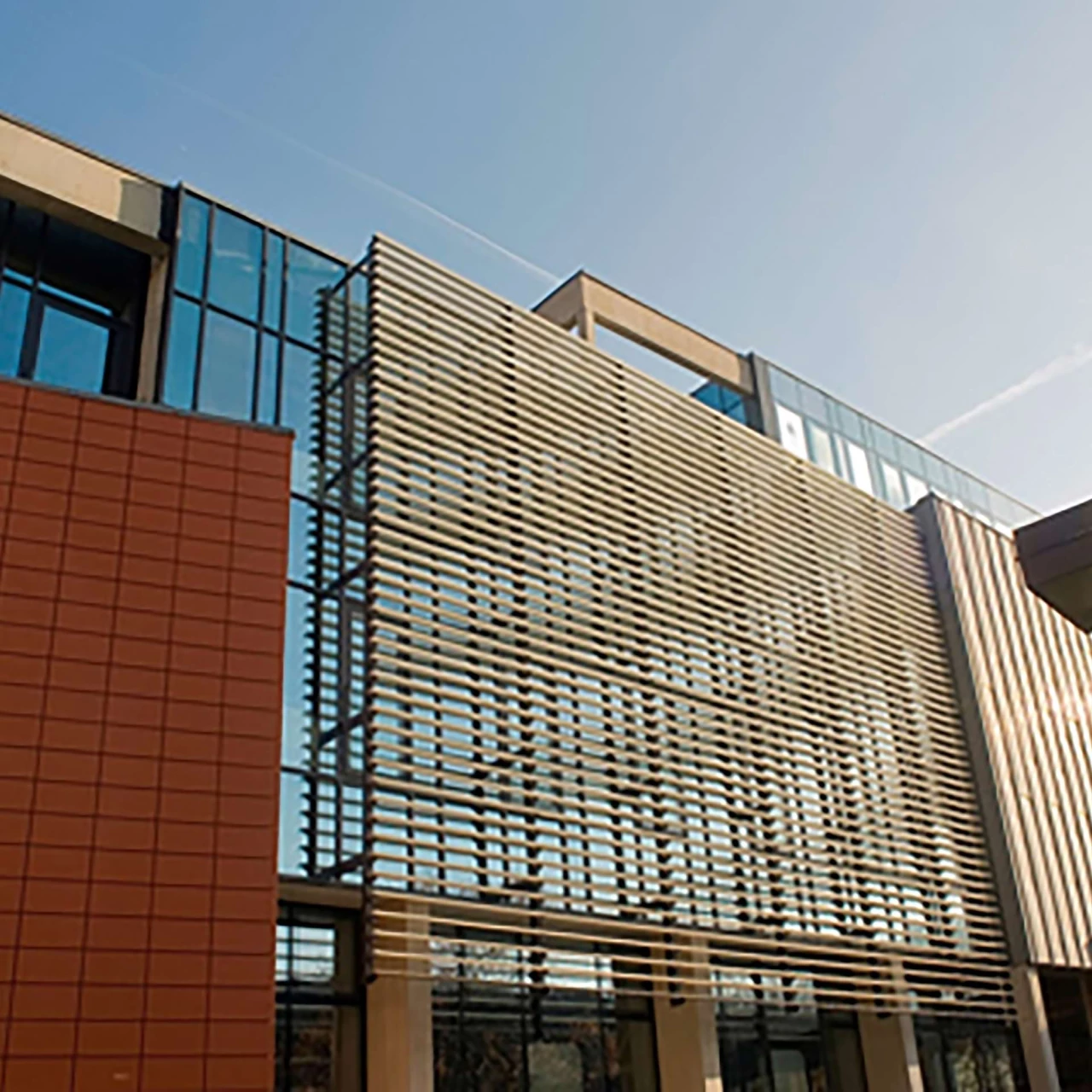 Auf dem Bild wird die Partnerhochschule von der PHTG in Belgien gezeigt. Der Name von ihr ist Haute Ecole Namure Liège in Belgien.