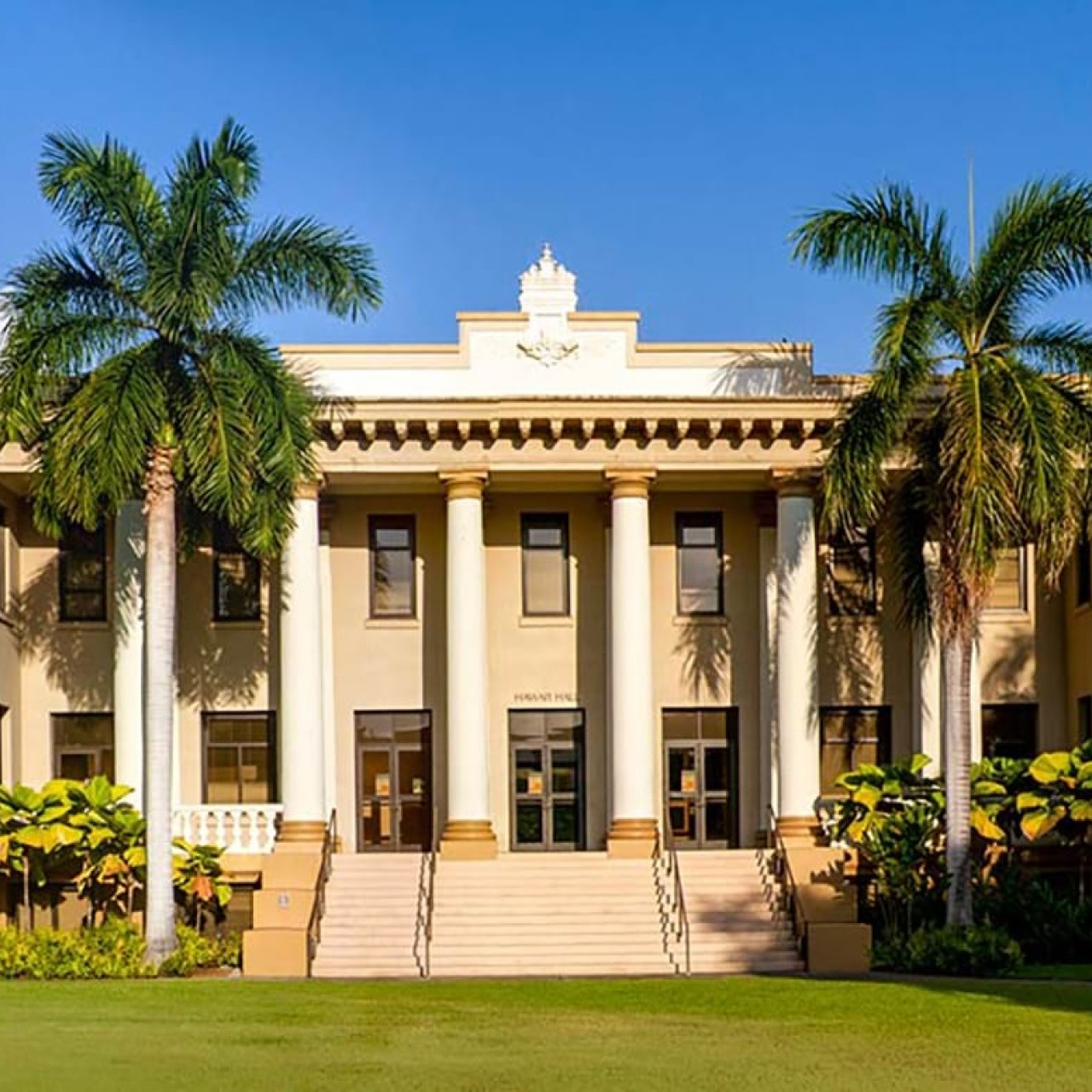 Auf dem Bild wird die Partnerhochschule von der PHTG in Hawai gezeigt. Der Name von ihr ist University of Hawai‘i at Manoa, Honolulu, USA