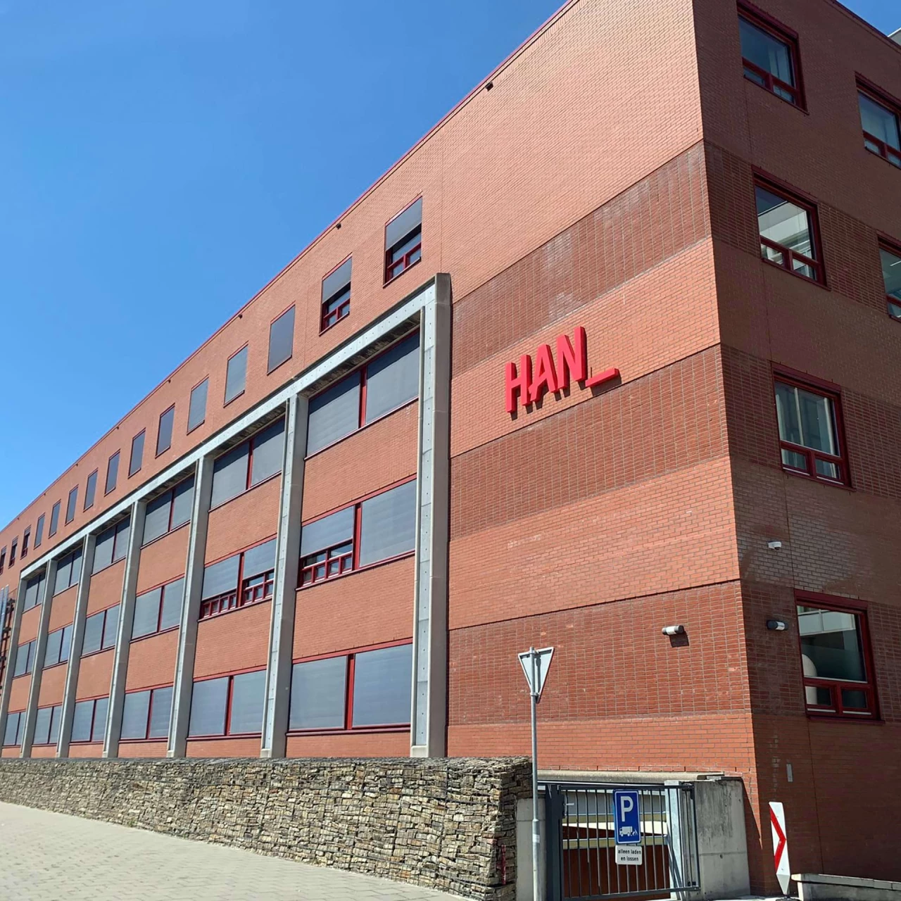 Auf dem Bild wird die Partnerhochschule von der PHTG in Nijmegen Niederlande gezeigt. Der Name von ihr ist Hogeschool van Arnhem en Nijmegen, Niederlande