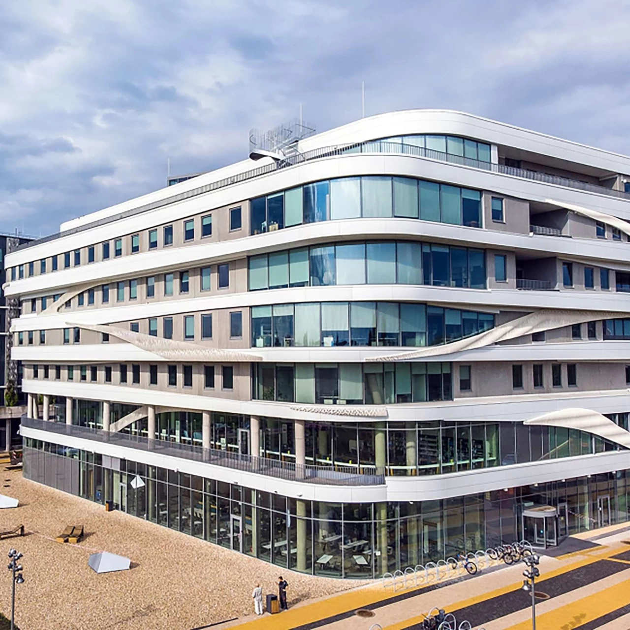 Auf dem Bild wird die Partnerhochschule von der PHTG in Lettland gezeigt. Der Name von ihr ist University of Latvia Lettland.