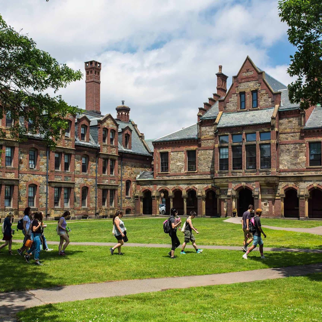 Auf dem Bild wird die Partnerhochschule von der PHTG in Boston gezeigt. Der Name von ihr ist Lesley University, Boston, USA.