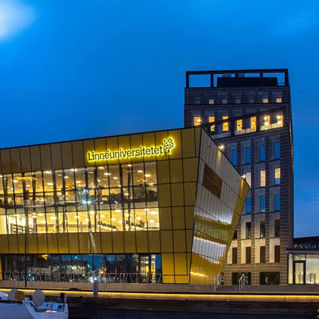 Auf dem Bild wird die Partnerhochschule von der PHTG in Schweden gezeigt. Der Name von ihr ist Linnaeus University, Schweden.