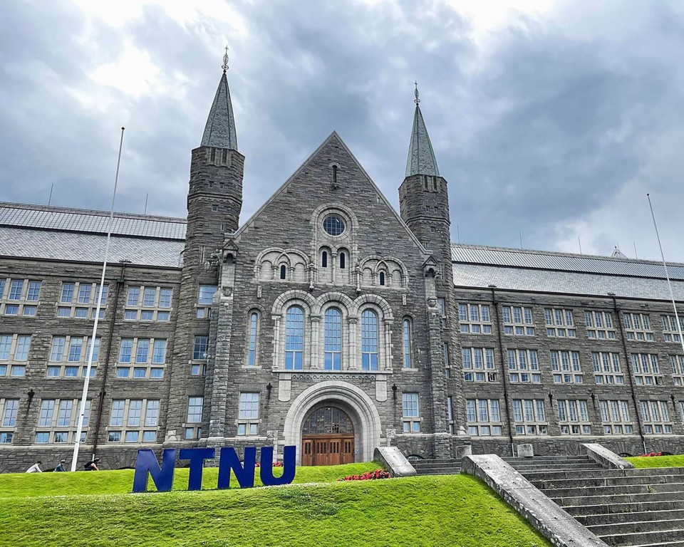 Auf dem Bild wird die Partnerhochschule von der PHTG in Norwegen gezeigt. Der Name von ihr ist Norwegian University of Science and Technology.