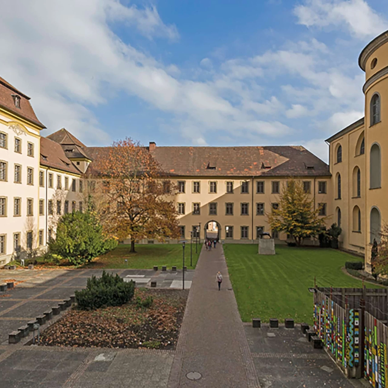 Auf dem Bild wird die Partnerhochschule von der PHTG in Weingarten Deutschland gezeigt. Der Name von ihr ist Pädagogische Hochschule Weingarten, Deutschland.