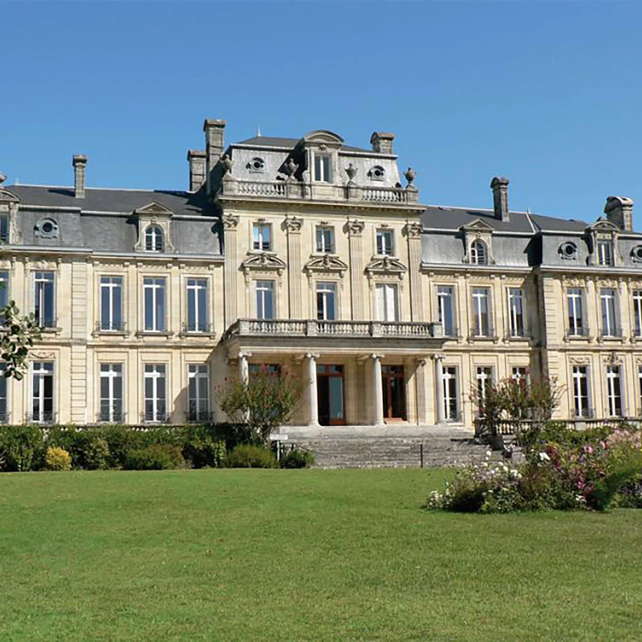 Auf dem Bild wird die Partnerhochschule von der PHTG in Bordeaux Frankreich gezeigt. Der Name von ihr ist Université de Bordeaux, Frankreich, INSPÉ.