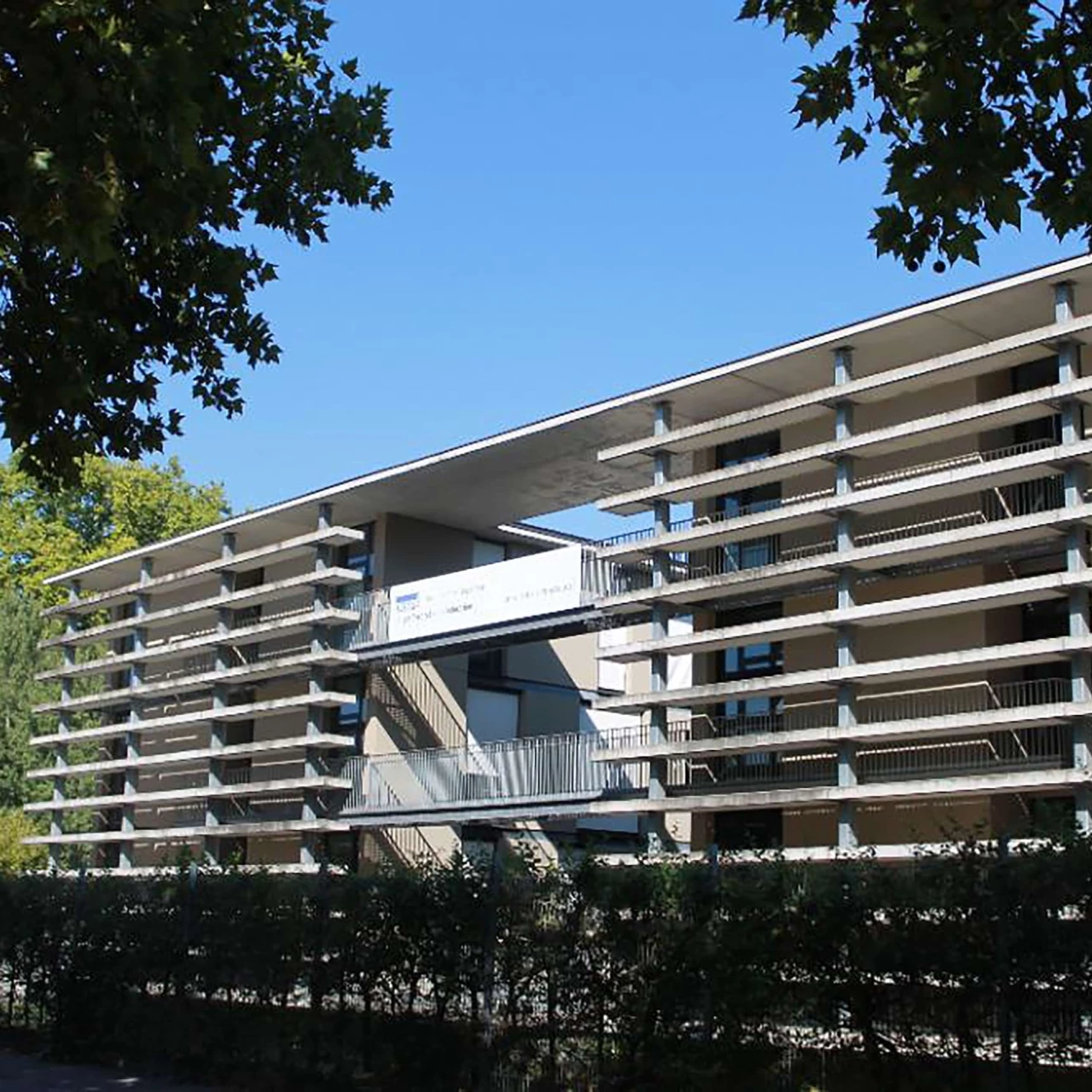 Auf dem Bild wird die Partnerhochschule von der PHTG in Strasbourg Frankreich gezeigt. Der Name von ihr ist Université de Strasbourg, Frankreich, INSPÉ.