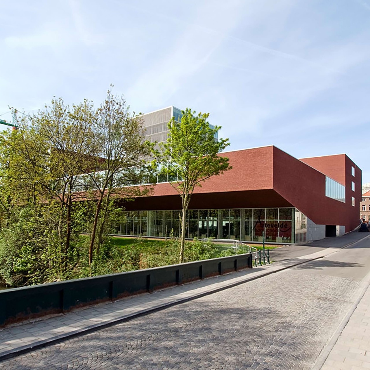Auf dem Bild wird die Partnerhochschule von der PHTG in Gent Belgien gezeigt. Der Name von ihr ist Artevelde University College, Gent.