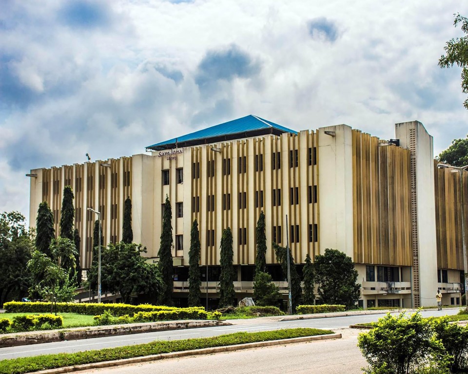 Auf dem Bild wird die Partnerhochschule von der PHTG in Ghana gezeigt. Der Name von ihr ist University of Cape Coast, Ghana.