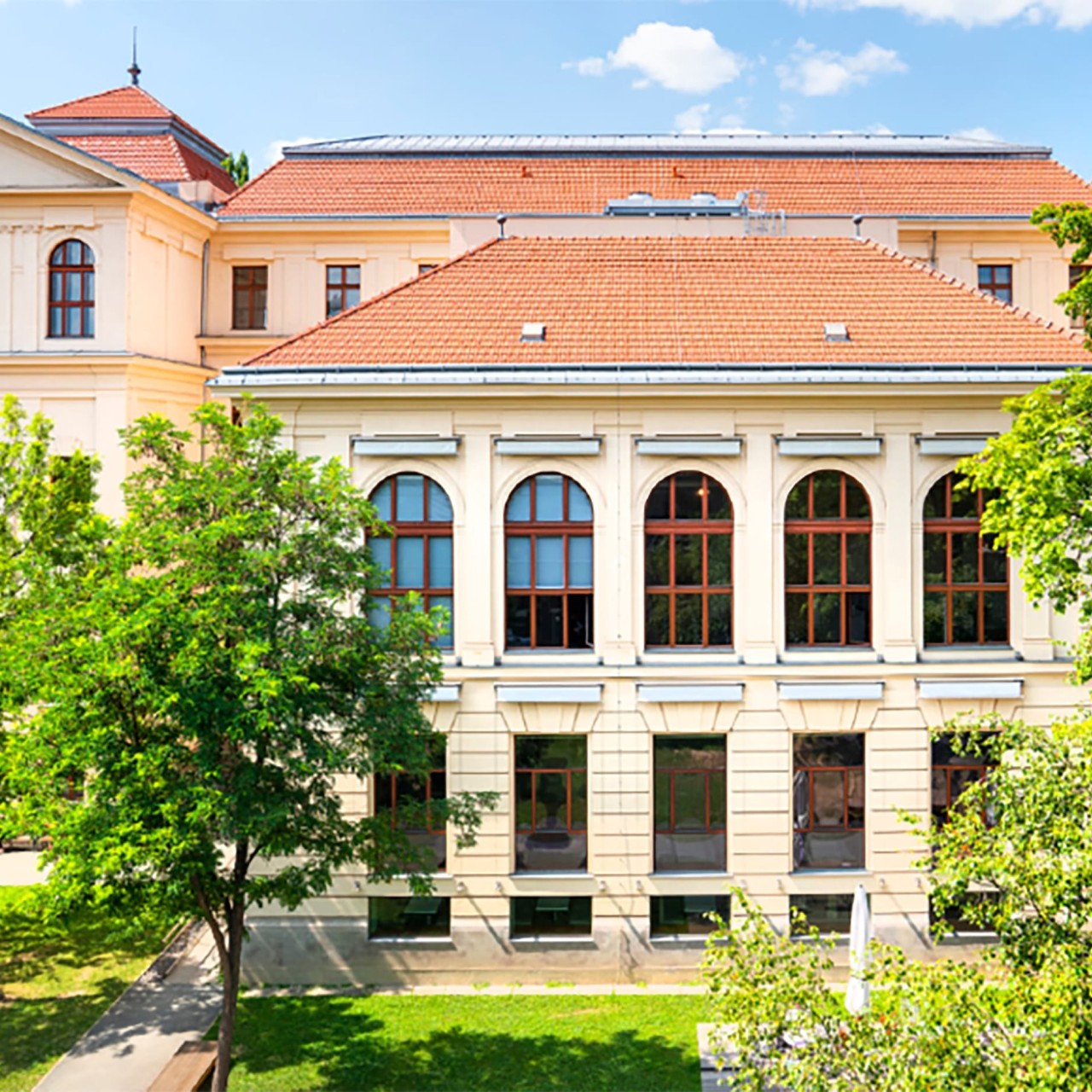 Auf dem Bild wird die Partnerhochschule von der PHTG in der Steiermark Österreich gezeigt. Der Name von ihr ist Pädagogische Hochschule Steiermark, Österreich.