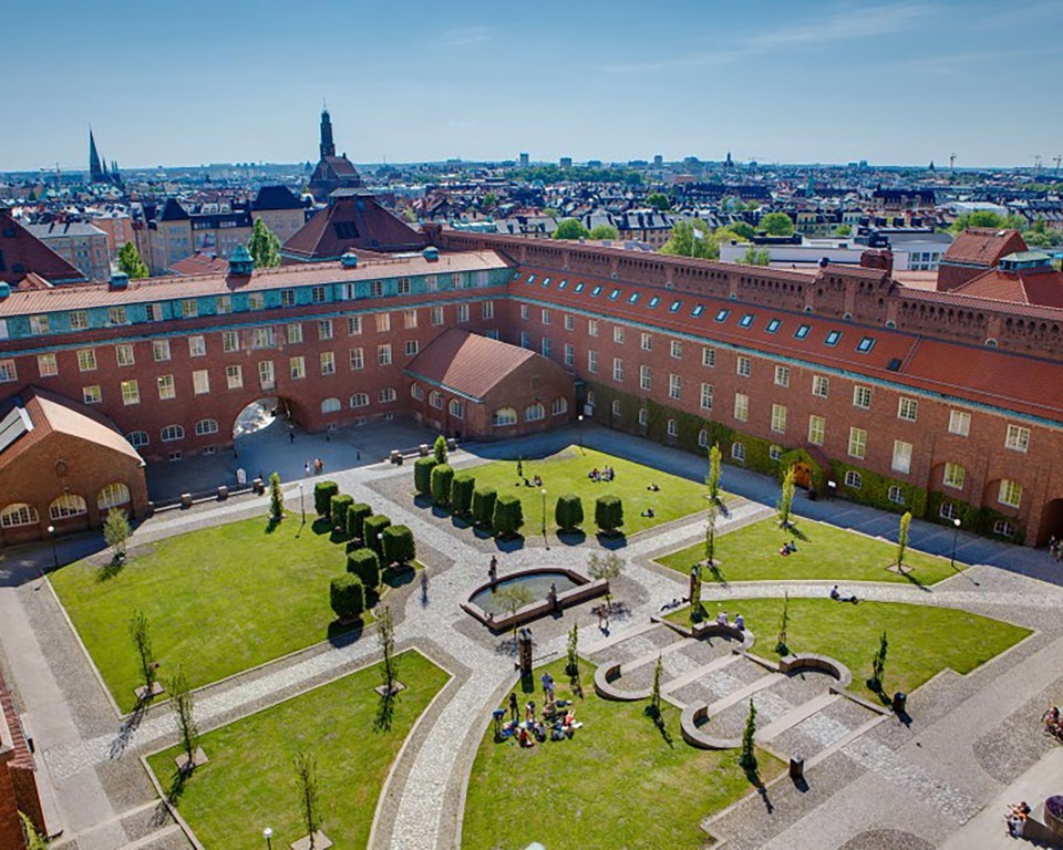 Auf dem Bild wird die Partnerhochschule von der PHTG in Stockholm Schweden gezeigt. Der Name von ihr ist Stockholm University, Schweden