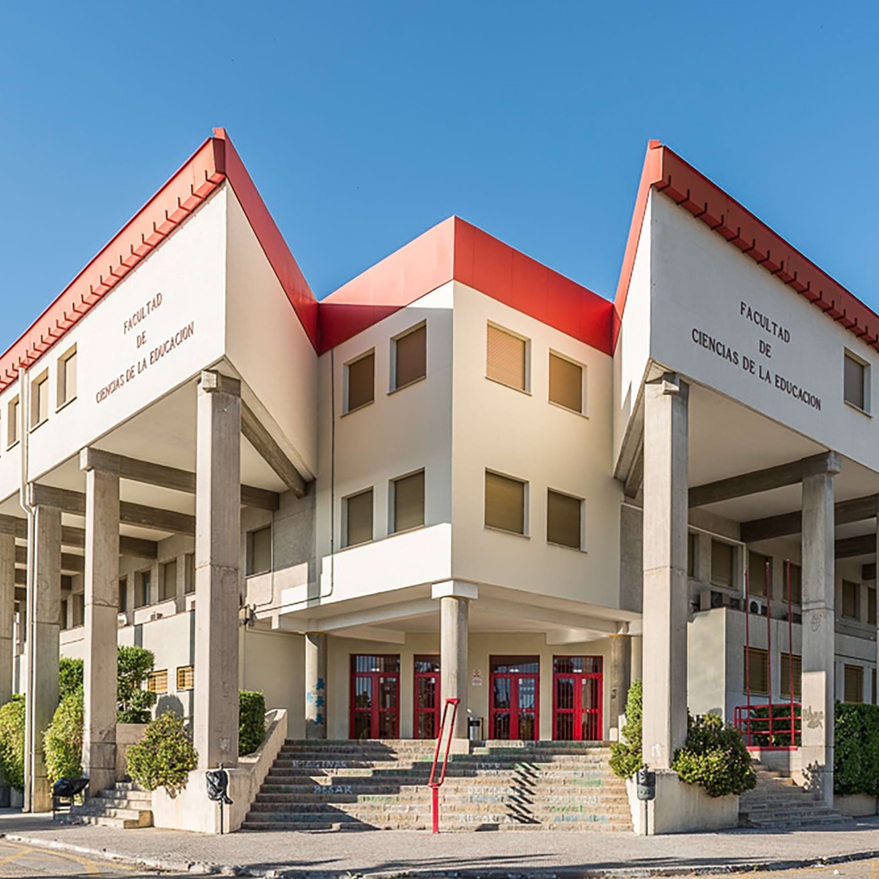 Auf dem Bild wird die Partnerhochschule von der PHTG in Granada Spanien gezeigt. Der Name von ihr ist Universidad de Granada, Spanien.